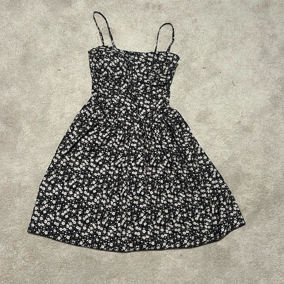 Dresses & Skirts - size xs flowy padded floral mini dress